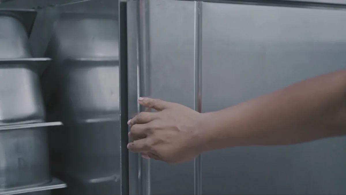 Smart Habits for Maintaining Your Large Cooler Box All Year